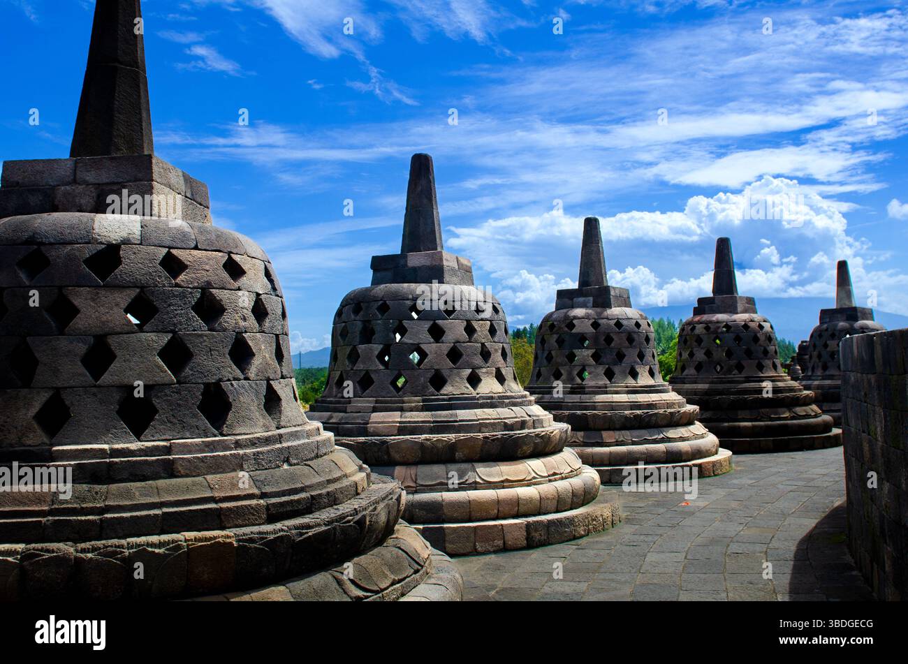 Borobudur ist ein buddhistischer Mahayana-Tempel aus dem 9. Jahrhundert in Magelang Regency, Zentraljava, Indonesien. Stockfoto