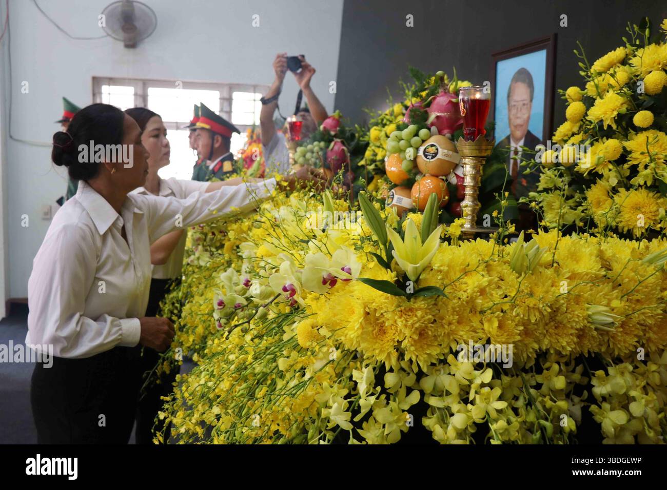 Hanoi, Vietnam. Mai 2025. Am 24. Mai 2025 kamen Menschen, um dem ehemaligen vietnamesischen Präsidenten Tran Duc Luong in seiner Heimatstadt in der zentralen Provinz Quang Ngai, Vietnam, Respekt zu zollen. Am Samstagmorgen begann eine Ehrerbietung für den ehemaligen vietnamesischen Präsidenten Tran Duc Luong in der Nationalen Trauerhalle in der Hauptstadt Hanoi, berichtete die Vietnam News Agency (VNA). Quelle: VNA/Xinhua/Alamy Live News Stockfoto