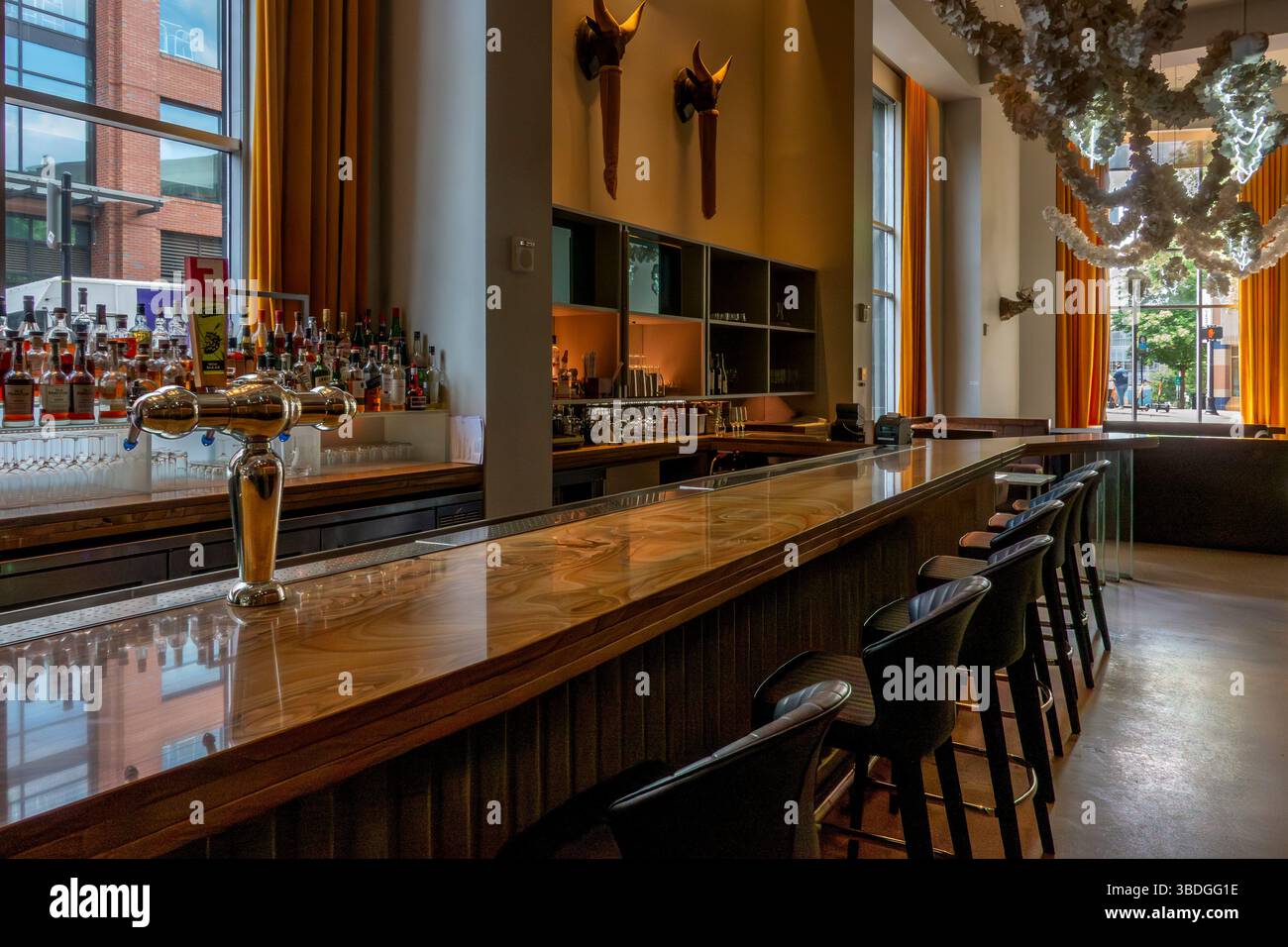 Durham, NC - USA - 3. Mai 2025 die Lounge im Counting House im 21c Museum Hotel verbindet moderne Eleganz mit künstlerischem Flair Stockfoto