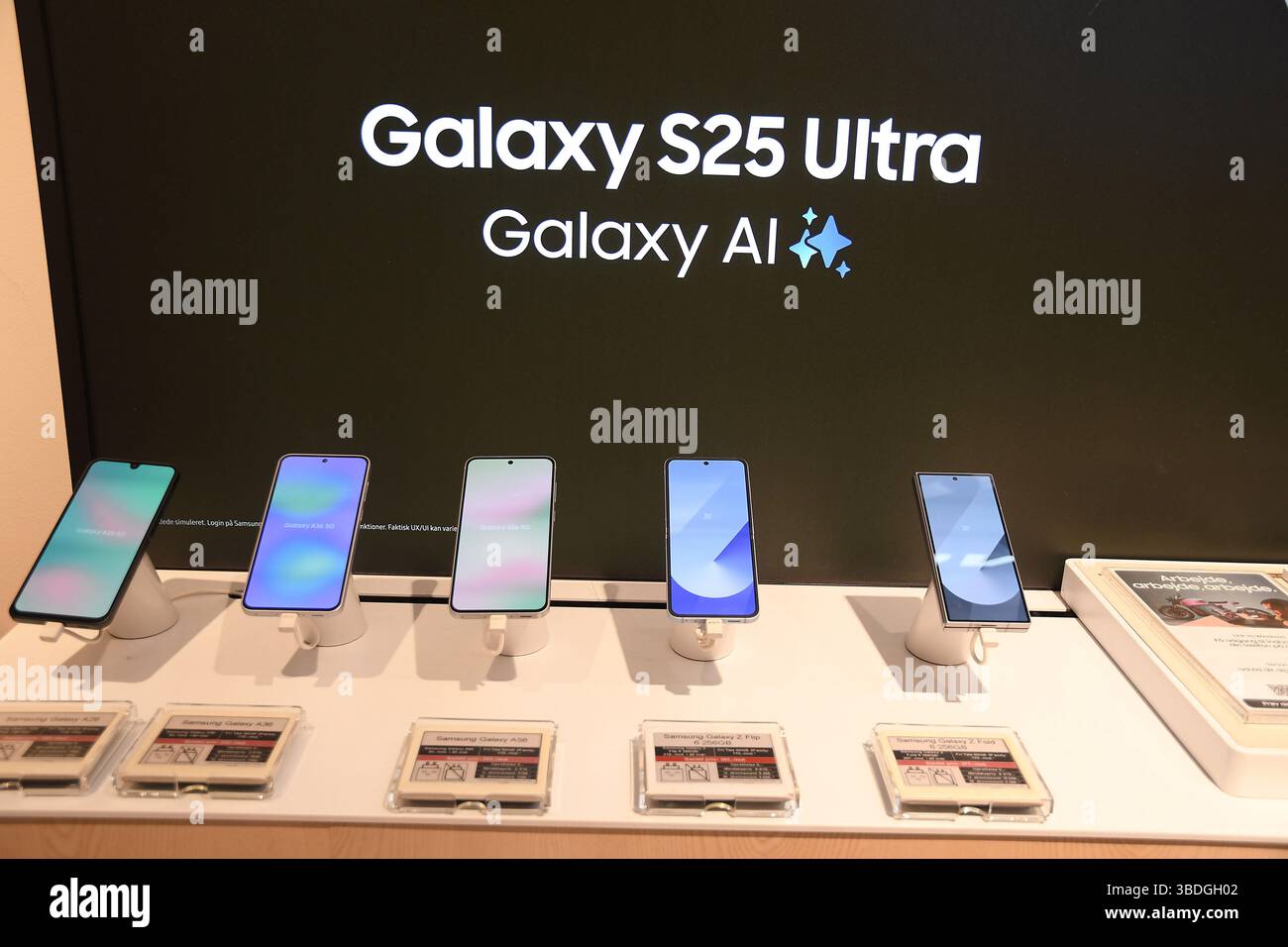 Kopenhagen/Dänemark/24. Mai 2025/. samsung Smartphone-Schaufenster im Laden in Kopenhagen. (Photo.Francis Joseph Dean/Dean Pictures) (nicht für kommerzielle Zwecke) Stockfoto