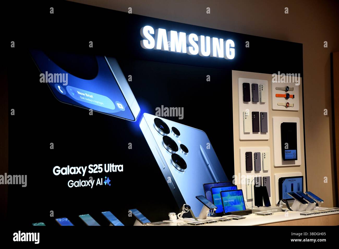 Kopenhagen/Dänemark/24. Mai 2025/. samsung Smartphone-Schaufenster im Laden in Kopenhagen. (Photo.Francis Joseph Dean/Dean Pictures) (nicht für kommerzielle Zwecke) Stockfoto