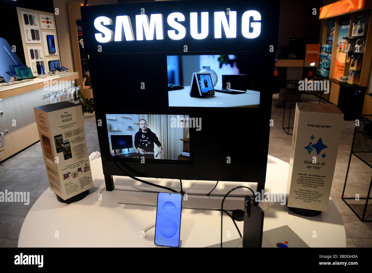 Kopenhagen/Dänemark/24. Mai 2025/. samsung Smartphone-Schaufenster im Laden in Kopenhagen. (Photo.Francis Joseph Dean/Dean Pictures) (nicht für kommerzielle Zwecke) Stockfoto