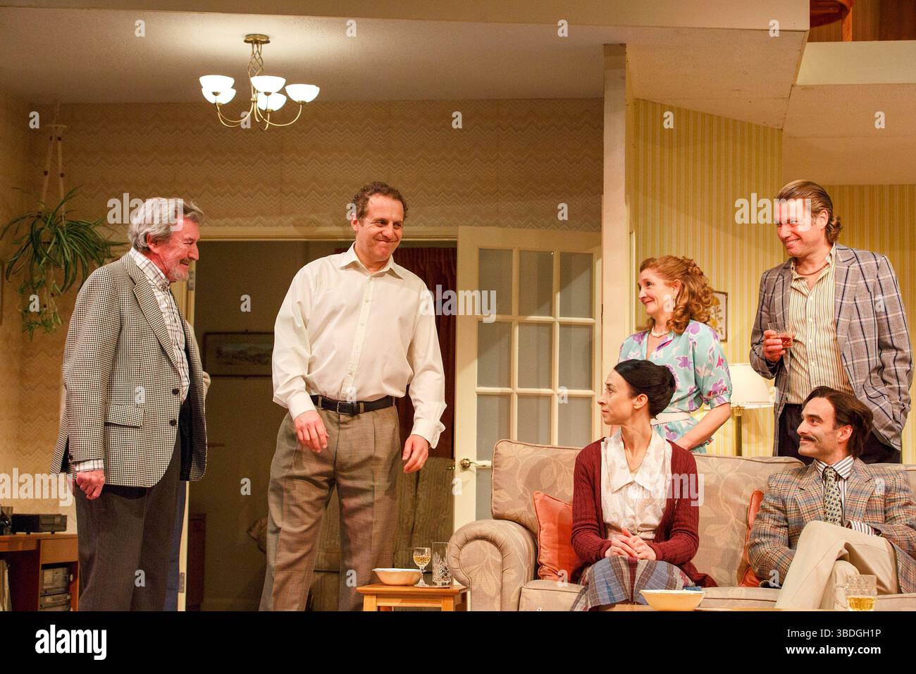 l-r: Gawn Grainger (Ken Ayres), Nigel Lindsay (Jack McCracken), (hinten) Debra Gillett (Poppy McCracken), (sitzend) Amy Marston (Harriet Ayres), (sitzend) Gerard Monaco (Rivetti), Stephen Beckett (Cliff McCracken) in Einem KLEINEN FAMILIENUNTERNEHMEN von Alan Ayckbourn im Olivier Theatre, National Theatre (NT), London SE1/04/2014: Paul Anderford, London Stockfoto