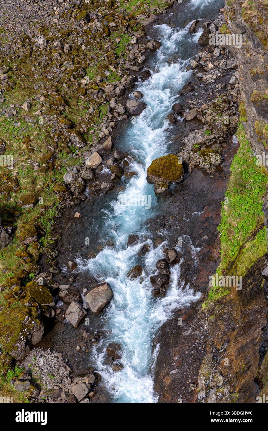 Botnsa wilder Fluss, Blick von oben auf die tiefe Schlucht mit wildem rauschenden Fluss, Felsen und Steine mit Moos bewachsen, Fluss vom Glymur Wasserfall, Stockfoto