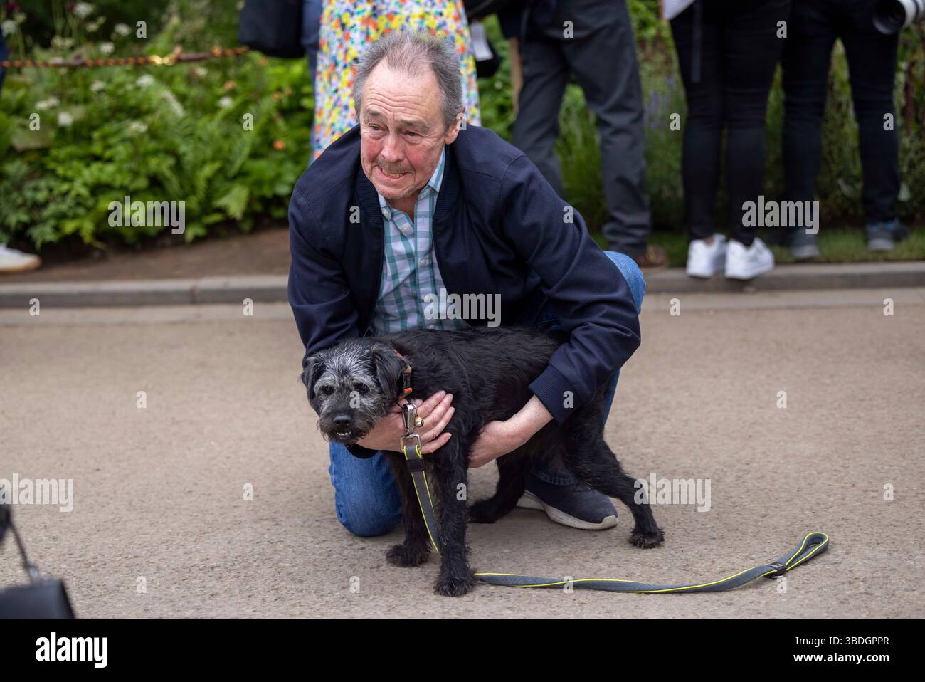 Komiker Paul Whitehouse im Garten der ADHD Foundation mit seinem Hund Ted Stockfoto