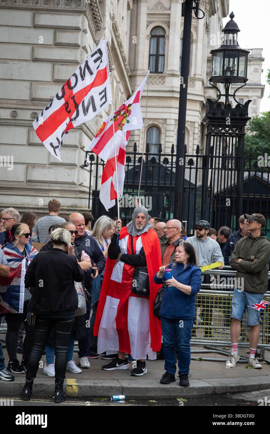 London, England, Großbritannien. Mai 2025. Eine kleine Gruppe von Demonstranten versammelte sich vor der Downing Street während des Ersten Großen britischen Nationalstreiks, einer koordinierten landesweiten Demonstration gegen Premierminister Sir Keir Starmer und die Politik der Labour-Regierung. Kredit: Kiki Streitberger/Alamy Live News Stockfoto