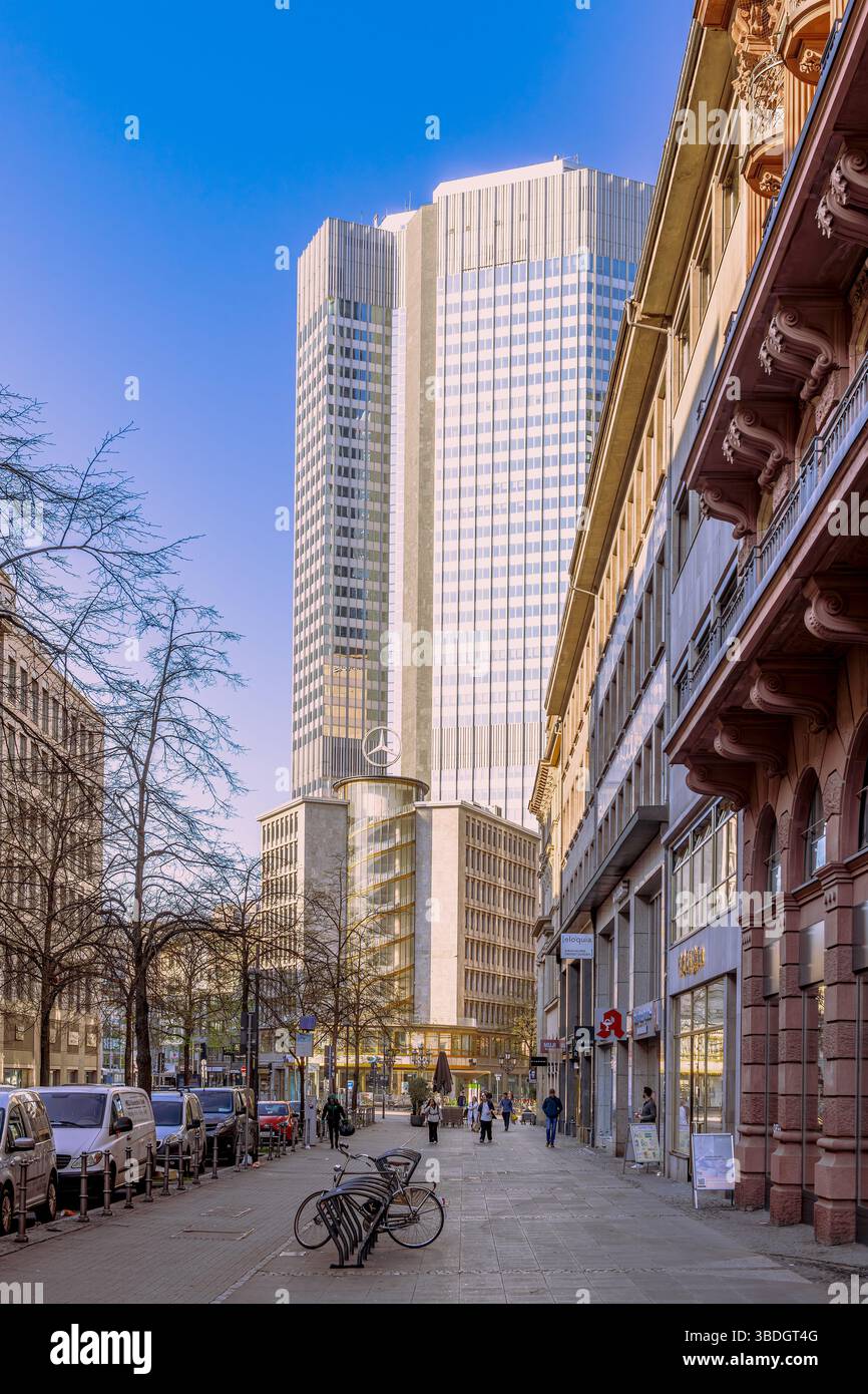 Kaiserplatz und Junior-Haus mit Hochhaus im Hintergrund, Frankfurt, Deutschland Stockfoto