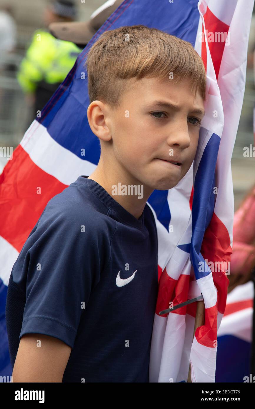 London, England, Großbritannien. Mai 2025. Eine kleine Gruppe von Demonstranten versammelte sich vor der Downing Street während des Ersten Großen britischen Nationalstreiks, einer koordinierten landesweiten Demonstration gegen Premierminister Sir Keir Starmer und die Politik der Labour-Regierung. Kredit: Kiki Streitberger/Alamy Live News Stockfoto