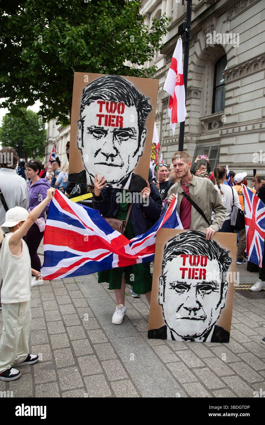 London, England, Großbritannien. Mai 2025. Eine kleine Gruppe von Demonstranten versammelte sich vor der Downing Street während des Ersten Großen britischen Nationalstreiks, einer koordinierten landesweiten Demonstration gegen Premierminister Sir Keir Starmer und die Politik der Labour-Regierung. Kredit: Kiki Streitberger/Alamy Live News Stockfoto