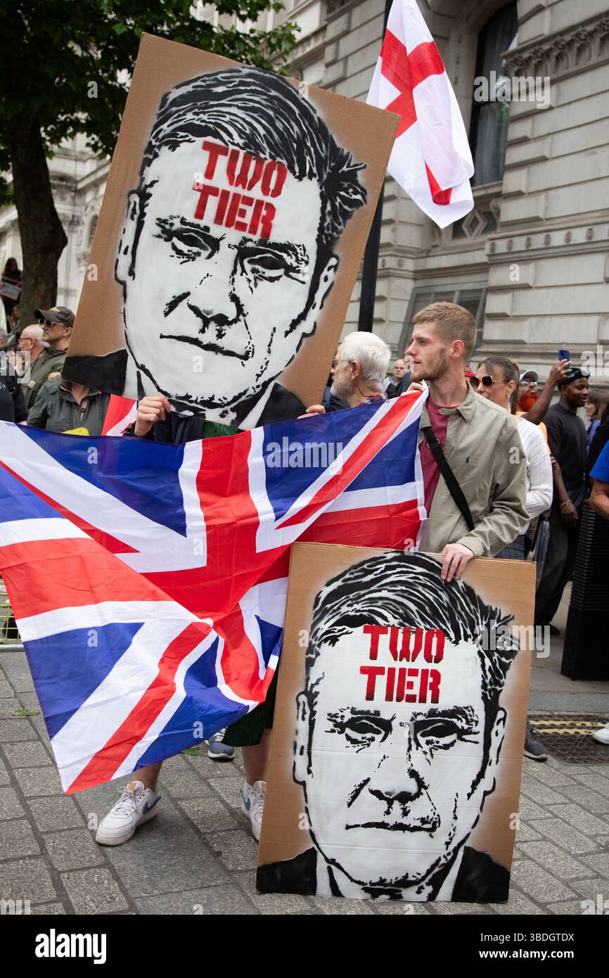 London, England, Großbritannien. Mai 2025. Eine kleine Gruppe von Demonstranten versammelte sich vor der Downing Street während des Ersten Großen britischen Nationalstreiks, einer koordinierten landesweiten Demonstration gegen Premierminister Sir Keir Starmer und die Politik der Labour-Regierung. Kredit: Kiki Streitberger/Alamy Live News Stockfoto