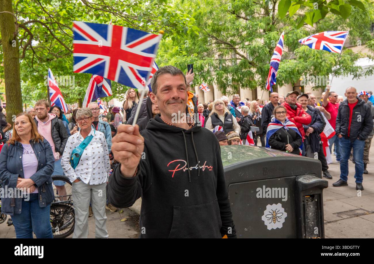 Große Demonstranten des British National Strike mit Union Jack Flaggen und England Flaggen wurden bei ihrer Versammlung im Zentrum von manchester mit Israel Flaggen verbunden. Antifaschistische Demonstranten versammelten sich auch auf dem Petersplatz im Zentrum von Manchester, um gegen den „Great British National Strike“ zu protestieren. Der Organisator des „Streik“-Protestes Richard Donaldson sagte, er sei „nicht bereit, vier Jahre darauf zu warten“, dass Starmer möglicherweise aus der Macht verdrängt werde, anstatt jetzt Parlamentswahlen zu fordern. Manchester Picture: Garyrobertsphotographie Stockfoto