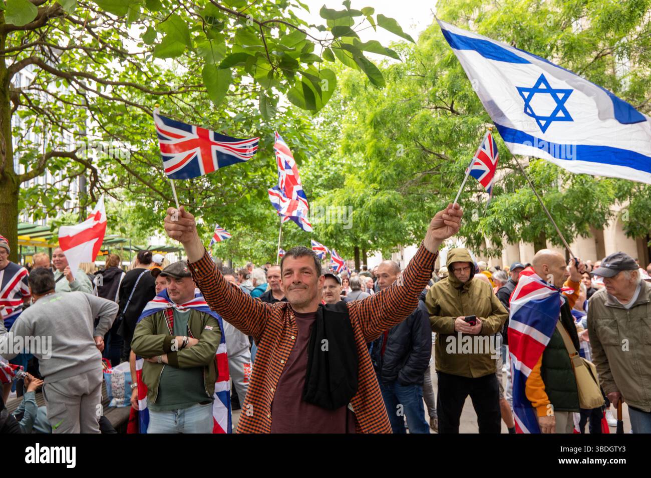 Große Demonstranten des British National Strike mit Union Jack Flaggen und England Flaggen wurden bei ihrer Versammlung im Zentrum von manchester mit Israel Flaggen verbunden. Antifaschistische Demonstranten versammelten sich auch auf dem Petersplatz im Zentrum von Manchester, um gegen den „Great British National Strike“ zu protestieren. Der Organisator des „Streik“-Protestes Richard Donaldson sagte, er sei „nicht bereit, vier Jahre darauf zu warten“, dass Starmer möglicherweise aus der Macht verdrängt werde, anstatt jetzt Parlamentswahlen zu fordern. Manchester Picture: Garyrobertsphotographie Stockfoto