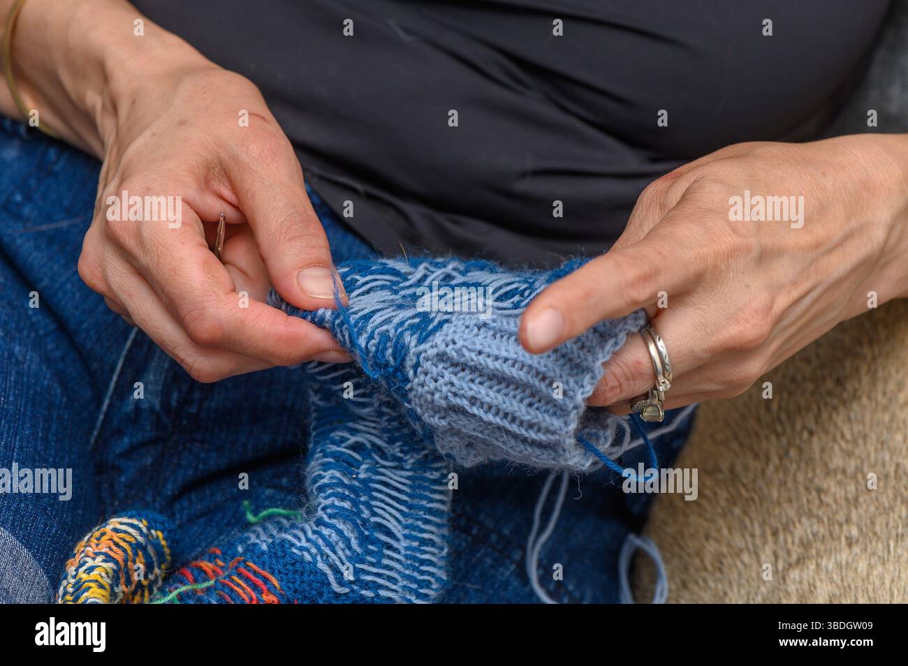 Frau strickt mit kuscheligen Mustern von Hand Stockfoto
