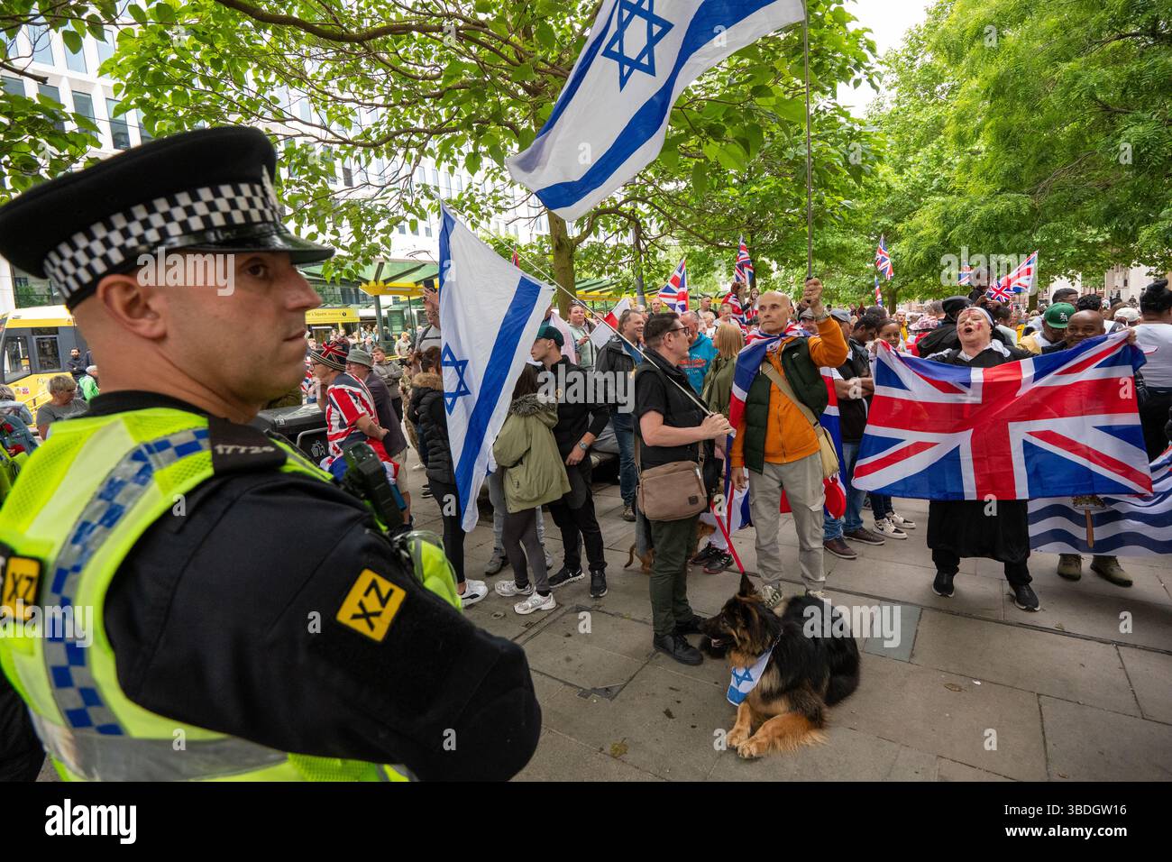 Große Demonstranten des British National Strike mit Union Jack Flaggen und England Flaggen wurden bei ihrer Versammlung im Zentrum von manchester mit Israel Flaggen verbunden. Antifaschistische Demonstranten versammelten sich auch auf dem Petersplatz im Zentrum von Manchester, um gegen den „Great British National Strike“ zu protestieren. Der Organisator des „Streik“-Protestes Richard Donaldson sagte, er sei „nicht bereit, vier Jahre darauf zu warten“, dass Starmer möglicherweise aus der Macht verdrängt werde, anstatt jetzt Parlamentswahlen zu fordern. Manchester Picture: Garyrobertsphotographie Stockfoto