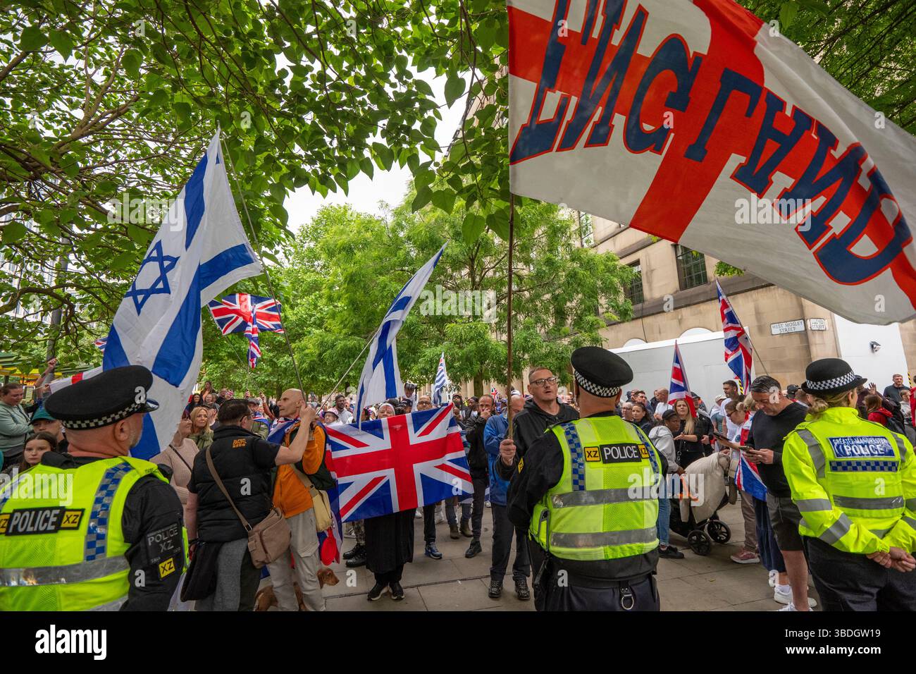 Große Demonstranten des British National Strike mit Union Jack Flaggen und England Flaggen wurden bei ihrer Versammlung im Zentrum von manchester mit Israel Flaggen verbunden. Antifaschistische Demonstranten versammelten sich auch auf dem Petersplatz im Zentrum von Manchester, um gegen den „Great British National Strike“ zu protestieren. Der Organisator des „Streik“-Protestes Richard Donaldson sagte, er sei „nicht bereit, vier Jahre darauf zu warten“, dass Starmer möglicherweise aus der Macht verdrängt werde, anstatt jetzt Parlamentswahlen zu fordern. Manchester Picture: Garyrobertsphotographie Stockfoto