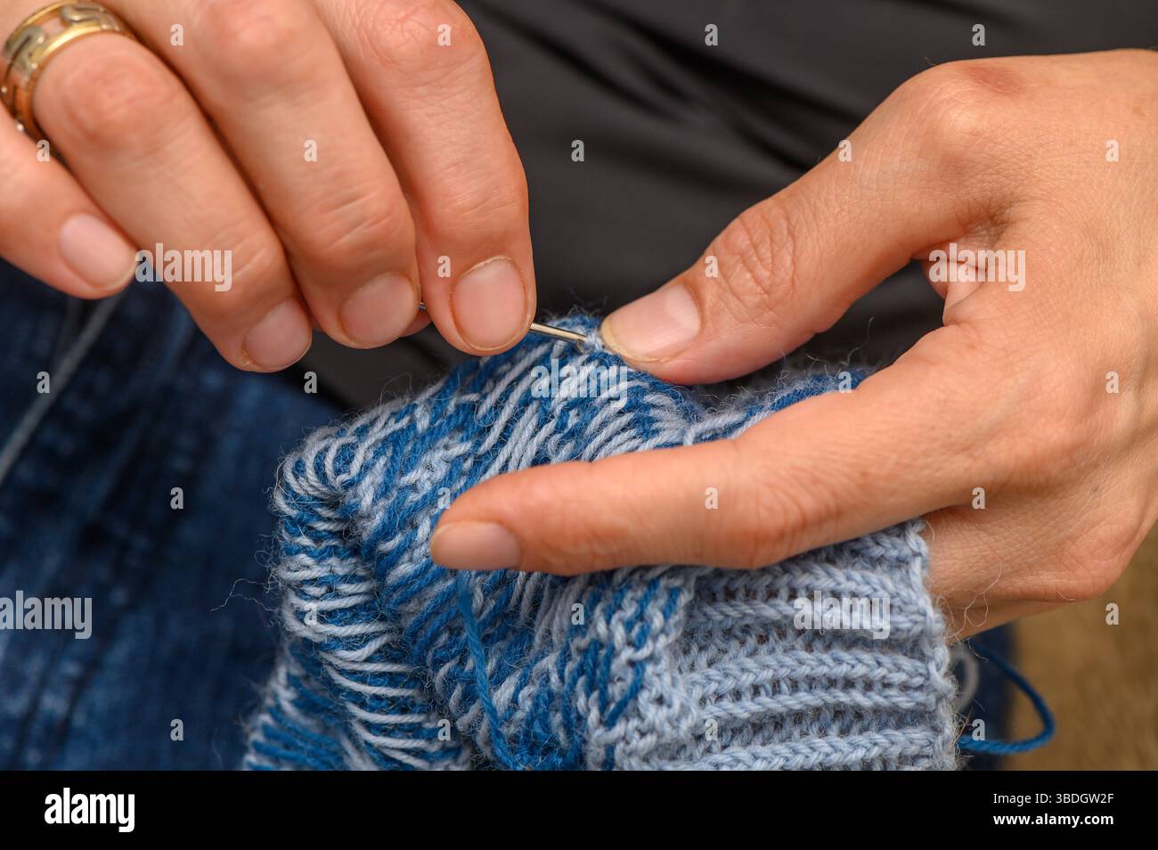 Frauenhände Stricken farbenfrohe Socken mit traditionellem Muster Stockfoto