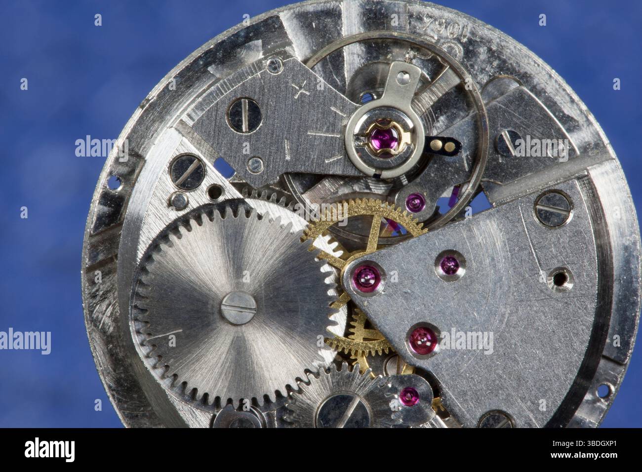 Nahaufnahme des Unruhrads, dem schlagenden Herzstück der Bewegung. Präzision, Mechanik und feinfühliges Uhrwerk bilden den Kern der traditionellen Uhrmacherei Stockfoto