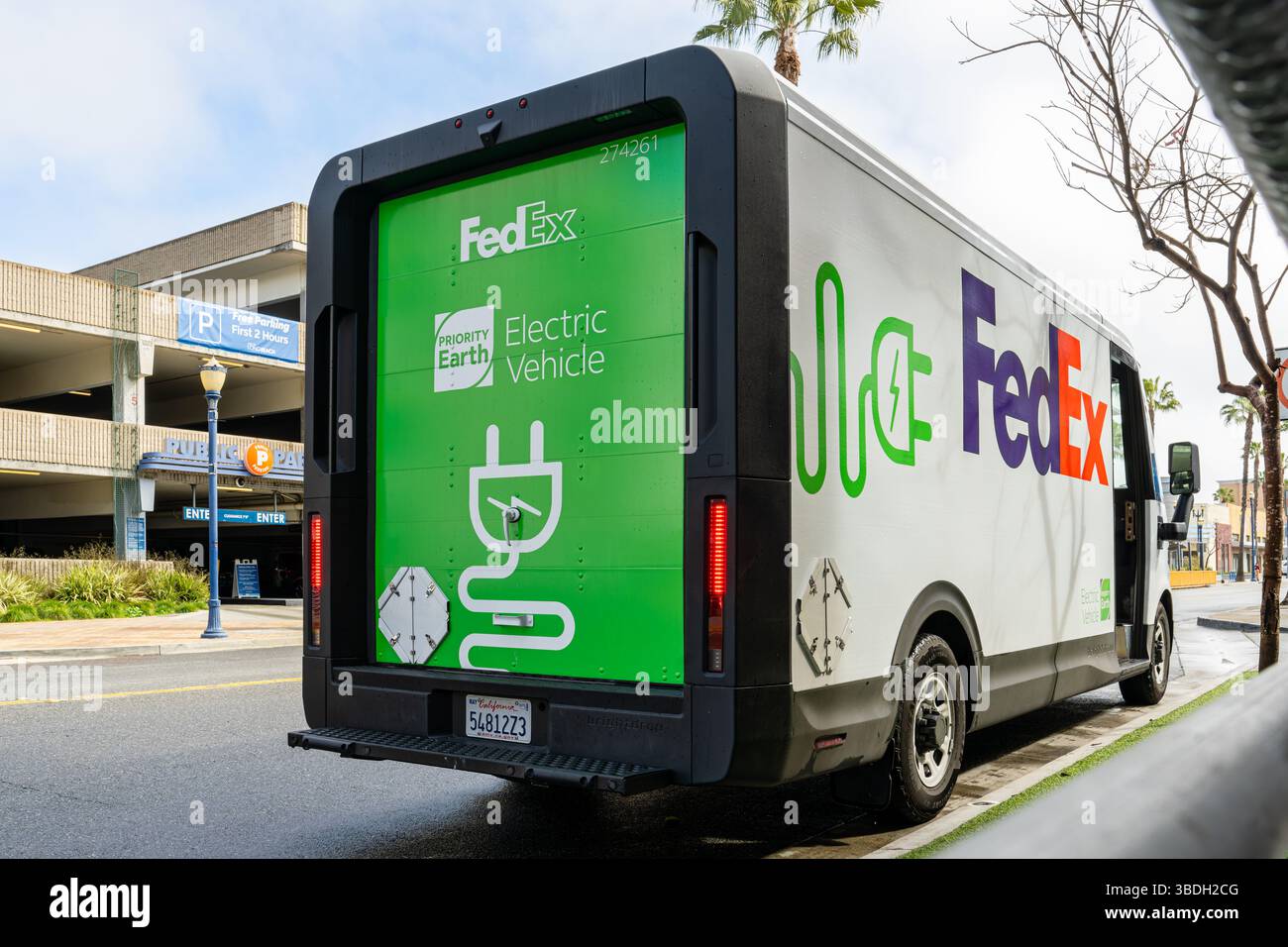 Long Beach, KALIFORNIEN - 12. März 2025: Dieses FedEx Elektrofahrzeug ist ein BrightDrop Zevo 600 vollelektrischer Van. Stockfoto