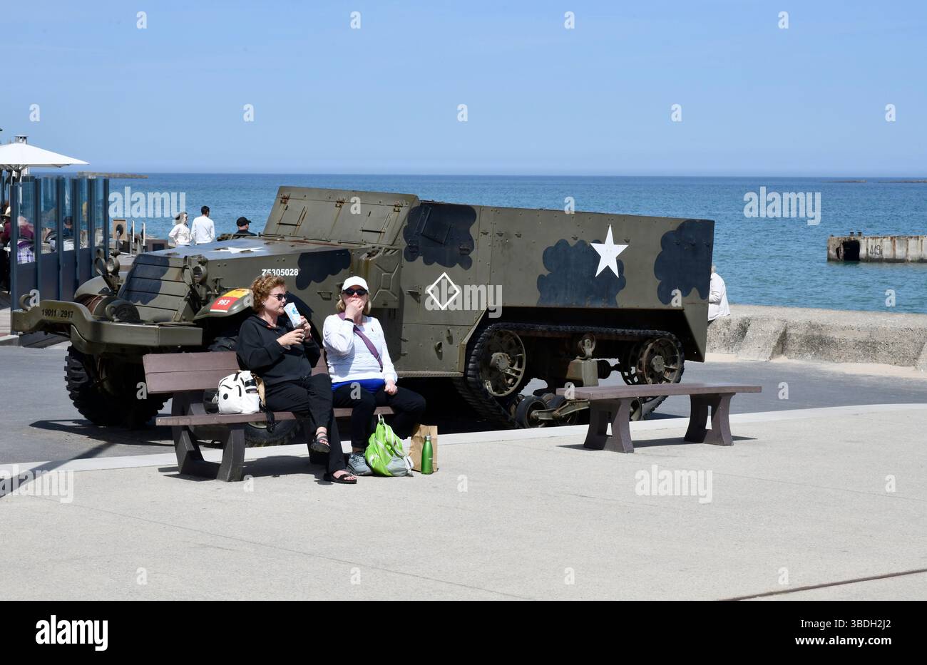Touristen in Arromanches-les-Bains in der Normandie Frankreich Stockfoto