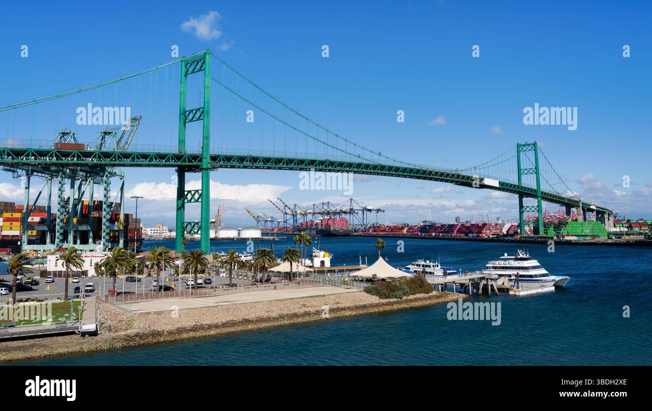 Long Beach, CA - 13. März 2025: Die Vincent Thomas Bridge überquert den Hafen von Los Angeles und verbindet San Pedro mit Terminal Island. Stockfoto