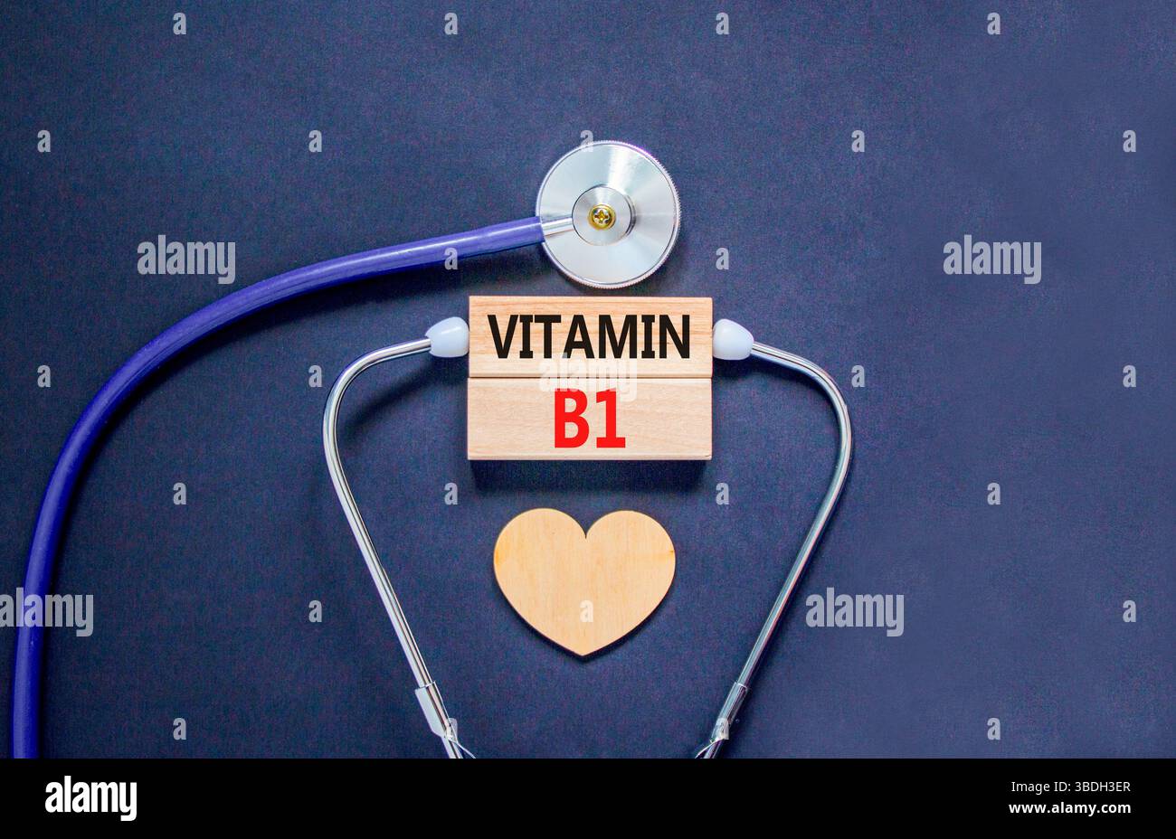 Vitamin B1-Symbol. Concept Words Vitamin B1 auf schönen Holzblöcken. Holzherz und Stethoskop. Schöner schwarzer Hintergrund. Medizinisch gesundes Leben Stockfoto