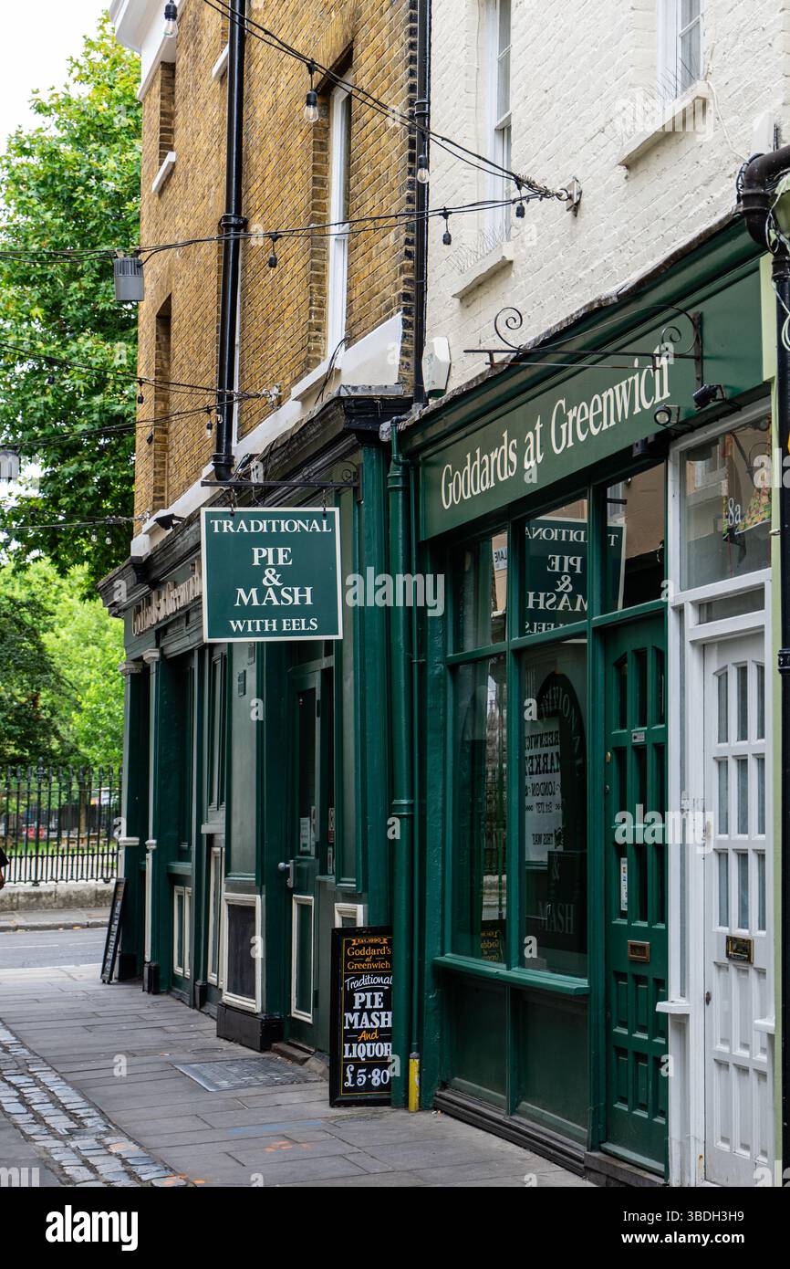 London, Vereinigtes Königreich - 23. Juli 2024: Goddards at Greenwich Storefront mit Traditional Pie and Mash mit Aal Schild. Stockfoto