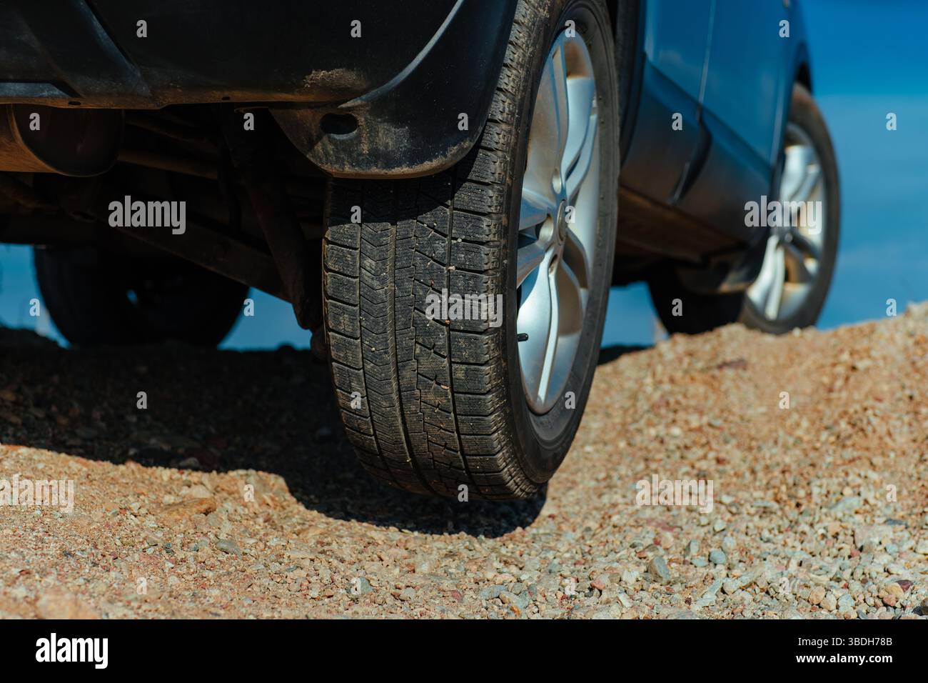 Hinterrad des Fahrzeugs hat keinen Bodenkontakt bei Geländefahrten auf Sandhügeln Stockfoto