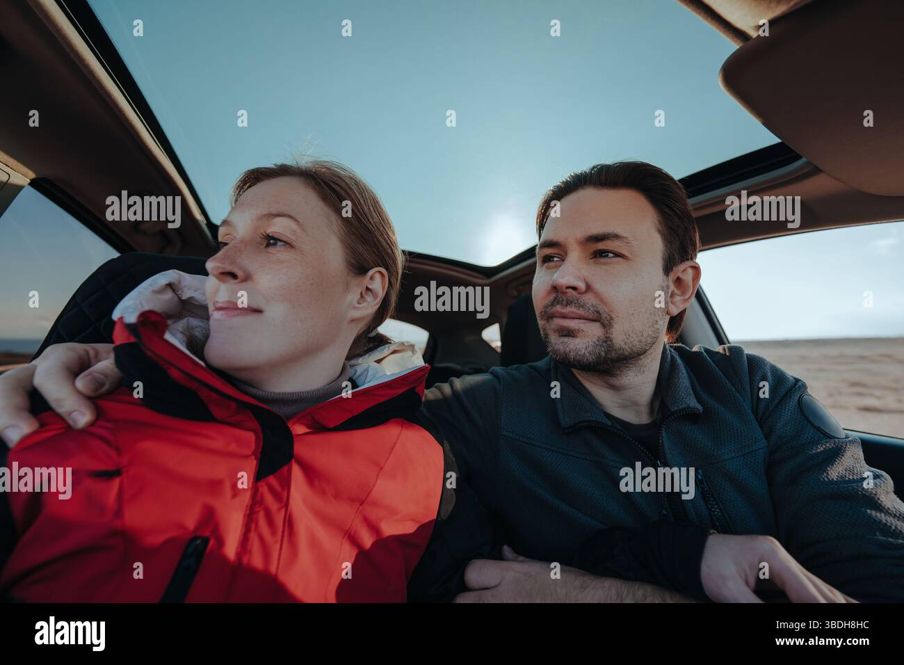 Glückliche junge Touristen im Auto Stockfoto