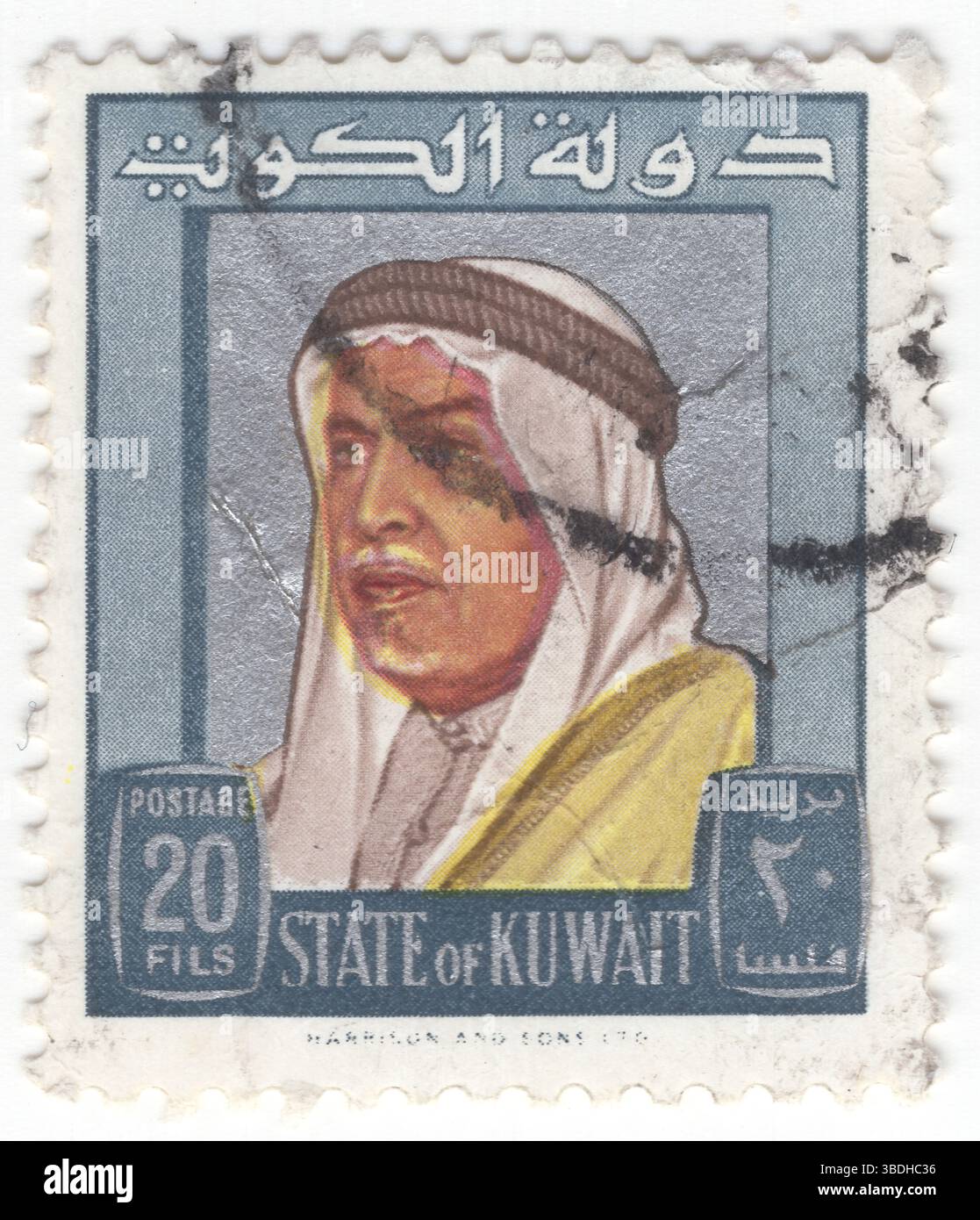 KUWAIT – 1. Februar 1964: 20 Fils blau-grau-silberne Briefmarke mit Porträt von Scheich Abdullah as-Salim (Al-Salim) Al Sabah (Al-Sabah). Er war von 1950 bis 1961 der elfte Herrscher des Scheichdom von Kuwait und der erste Emir des Staates Kuwait, nachdem das Land 1961 seine Unabhängigkeit von Großbritannien erlangt hatte. Kuwait ist ein Land in Westasien an der Nordwestküste des Persischen Golfs mit Hauptstadt in Kuwait. Stark von Ölexporten abhängig, was es zu einer der reichsten Länder pro Kopf weltweit macht. Die Regierung versucht aktiv, die Wirtschaft zu diversifizieren Stockfoto