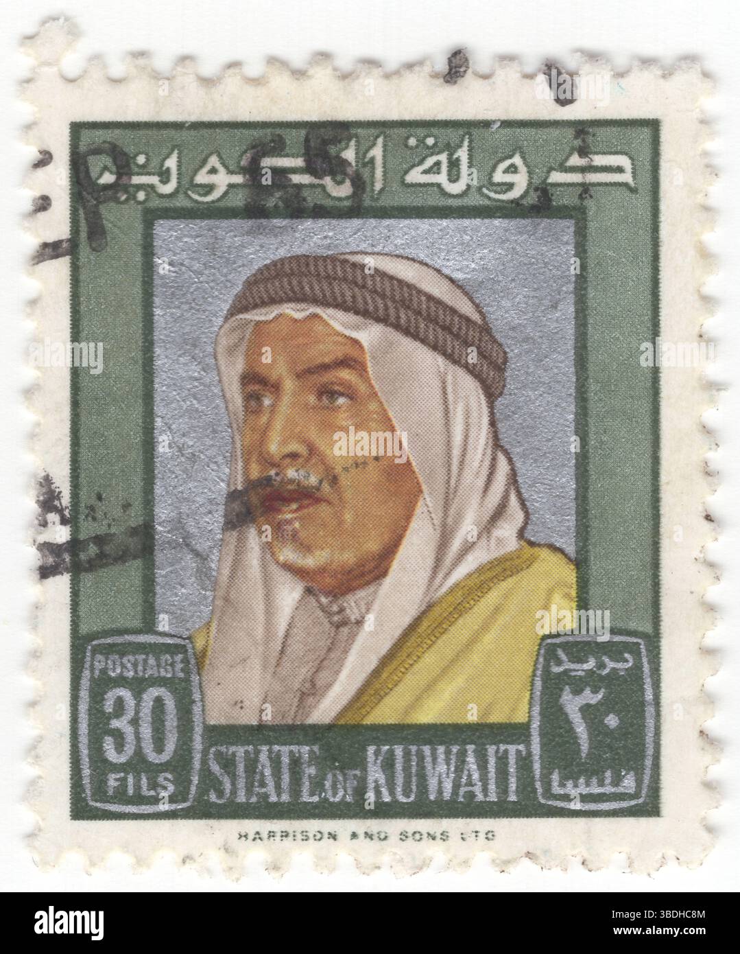KUWAIT – 1. Februar 1964: 30 Fils grau-grün und silberne Briefmarke mit Porträt von Scheich Abdullah as-Salim (Al-Salim) Al Sabah (Al-Sabah). Er war von 1950 bis 1961 der elfte Herrscher des Scheichdom von Kuwait und der erste Emir des Staates Kuwait, nachdem das Land 1961 seine Unabhängigkeit von Großbritannien erlangt hatte. Kuwait ist ein Land in Westasien an der Nordwestküste des Persischen Golfs mit Hauptstadt in Kuwait. Stark von Ölexporten abhängig, was es zu einer der reichsten Länder pro Kopf weltweit macht. Die Regierung versucht aktiv, die Wirtschaft zu diversifizieren Stockfoto