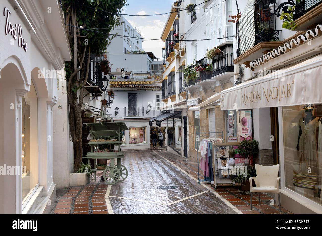 Eine Seitenstraße mit Geschäften in der Altstadt von Marbella, Malaga Stockfoto