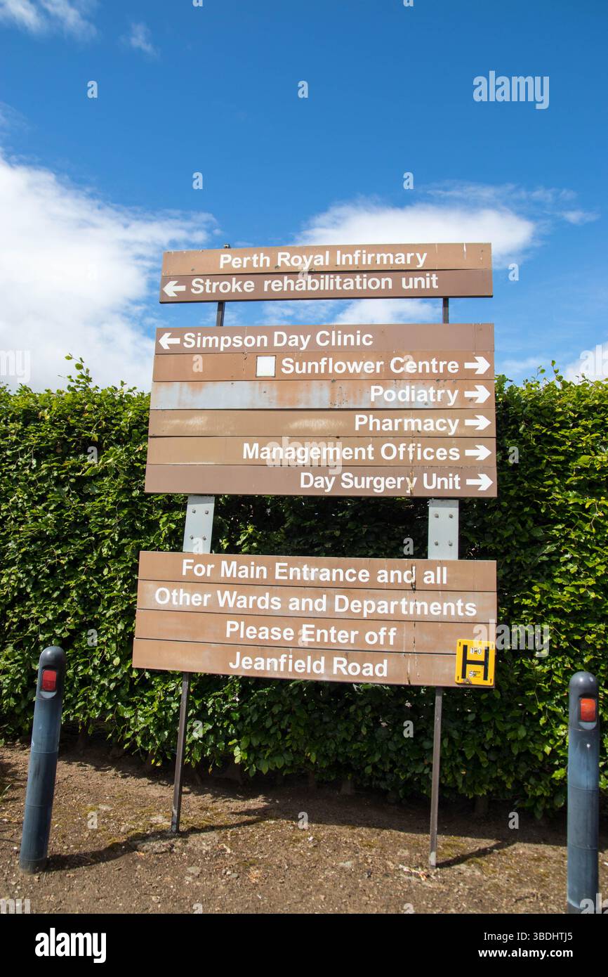 Perth Royal Infirmary Univeristy Teaching Hospital Scotland Outdoor Clinic Information Board Stockfoto