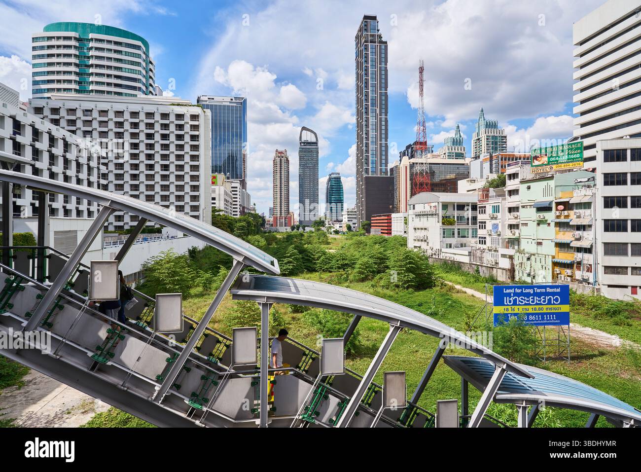 Bangkok Stadtbild mit einer U-Bahn-Treppe im Vordergrund, Thailand Stockfoto