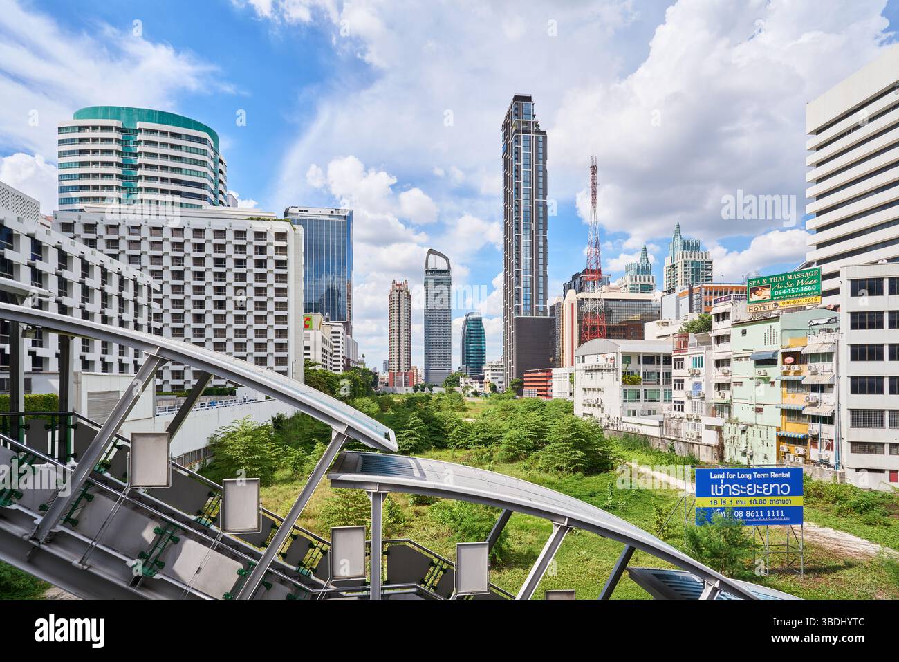 Bangkok Stadtbild mit einer U-Bahn-Treppe im Vordergrund, Thailand Stockfoto