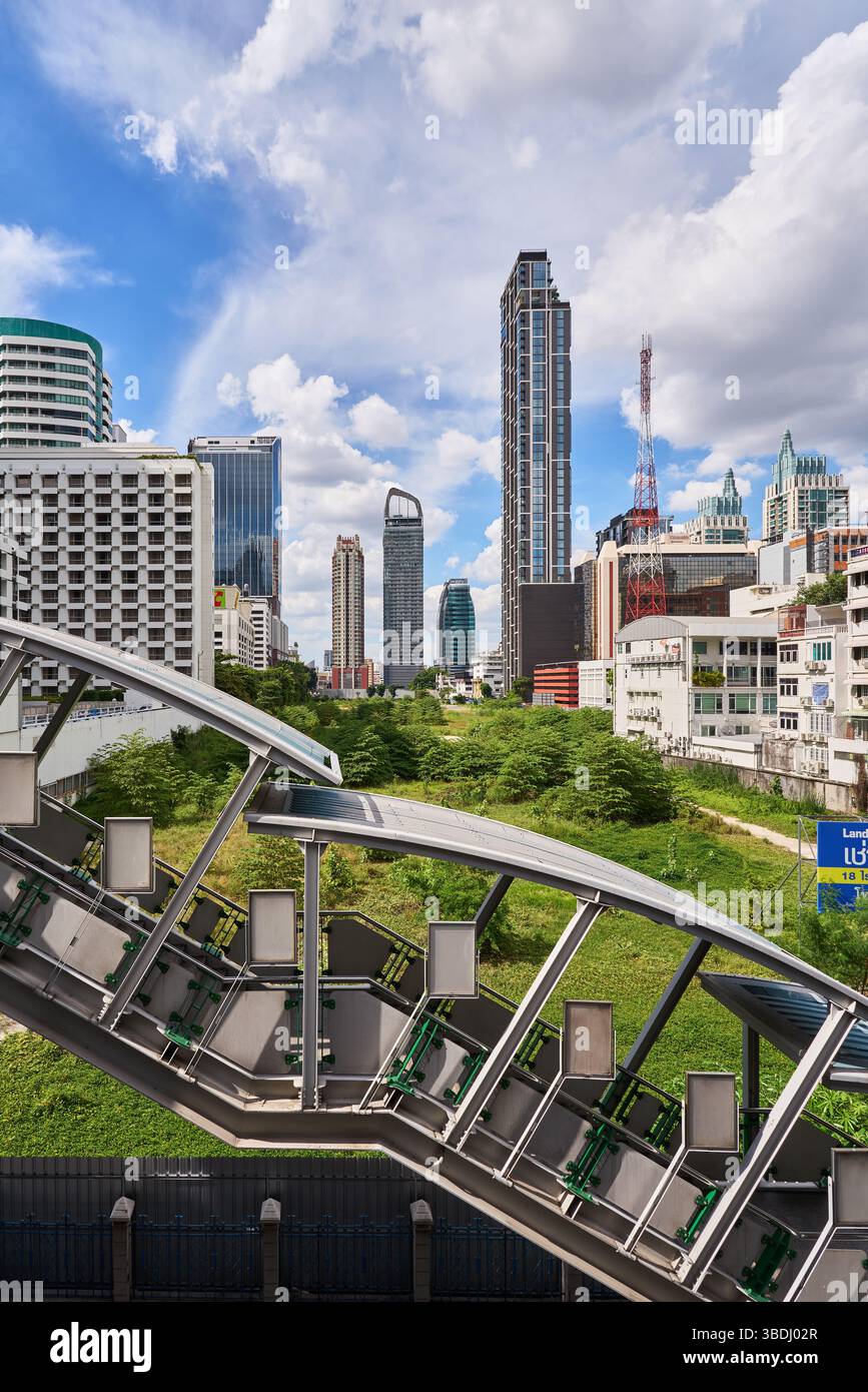 Bangkok Stadtbild mit einer U-Bahn-Treppe im Vordergrund, Thailand Stockfoto