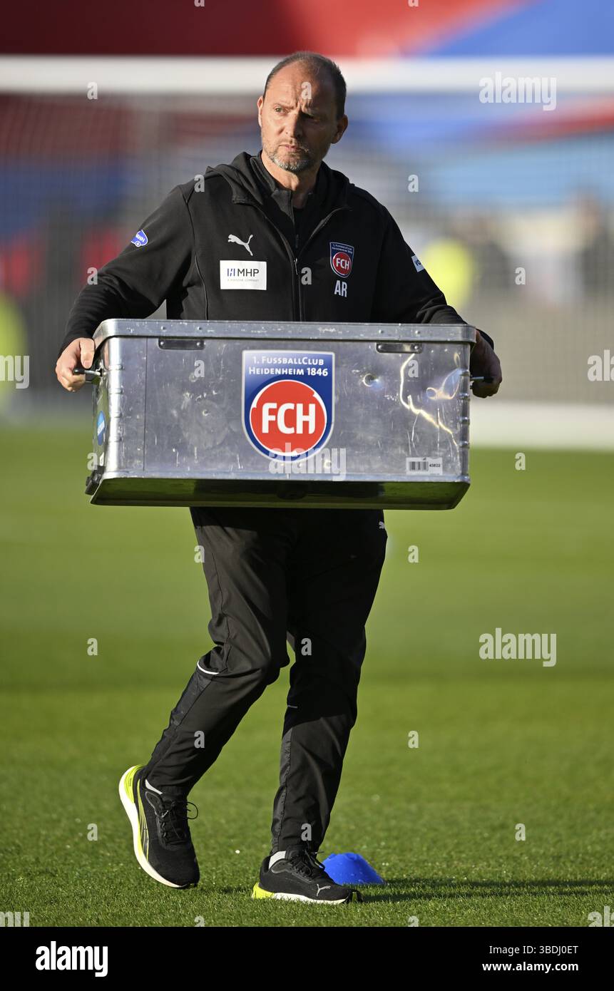 Mitarbeiter von 1. FC Heidenheim 1846 FCH trägt Box mit Logo, Abstieg, Bundesliga, Voith-Arena, Heidenheim, Baden-Württemberg, Deutschland, Europa Stockfoto