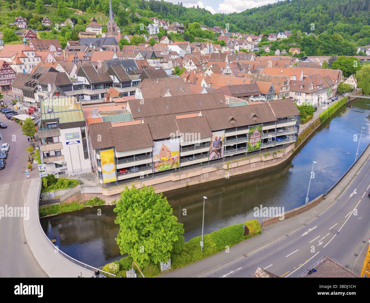 Blick aus der Vogelperspektive auf eine Stadt mit einem Fluss und ineinander greifenden Ziegeldächern, umgeben von Grünflächen, Calw, Schwarzwald, Deutschland, Europa Stockfoto
