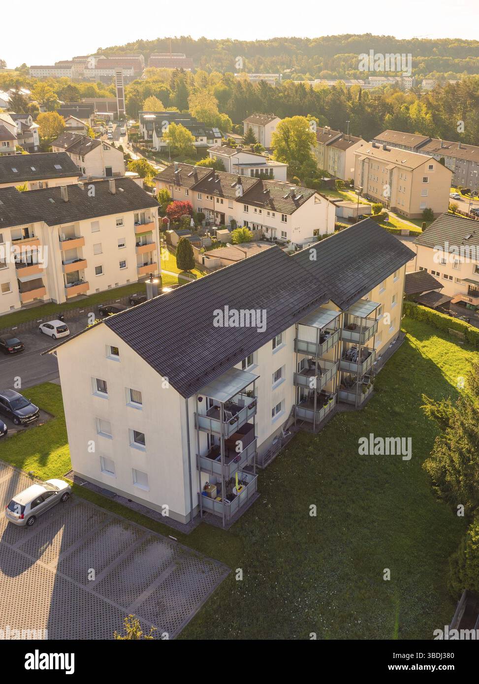 Appartementblock mit Balkonen und geparkten Autos in einem ruhigen Vorort, Calw, Schwarzwald, Deutschland, Europa Stockfoto