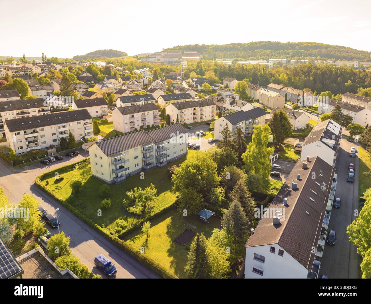 Sonniger Luftblick auf ein Wohngebiet mit vielen Bäumen und Grünflächen rund um die Häuser, Calw, Schwarzwald, Deutschland, Europa Stockfoto