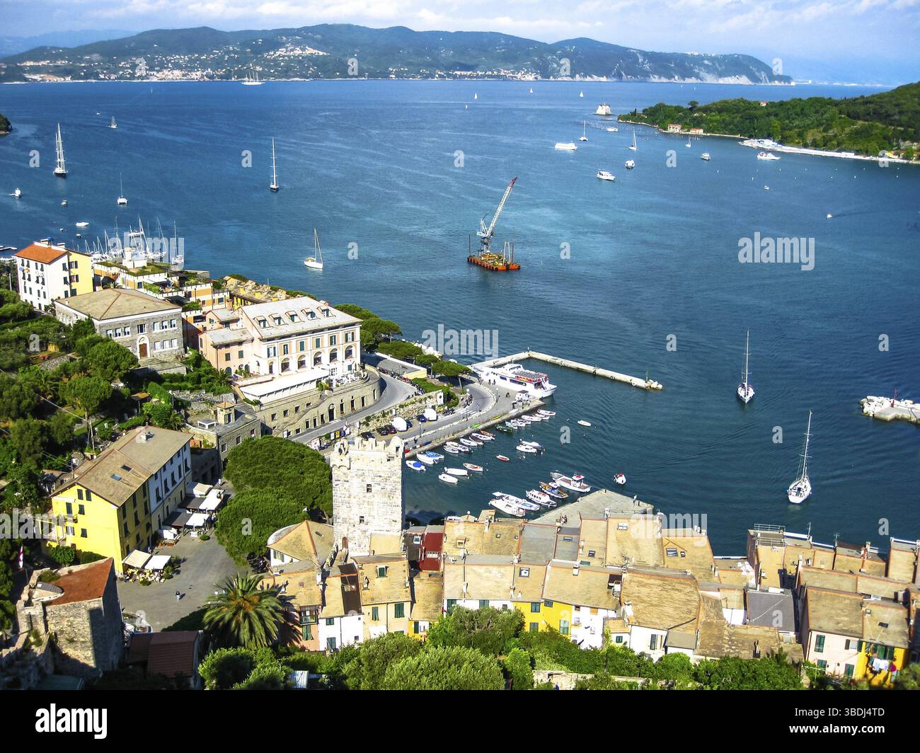Wunderschöner Blick aus der Vogelperspektive auf den Golf der Dichter im Dorf Porto Venere, Cinque Terre UNESCO-Weltkulturerbe, Provinz La Spezia, Italien, Europa Stockfoto