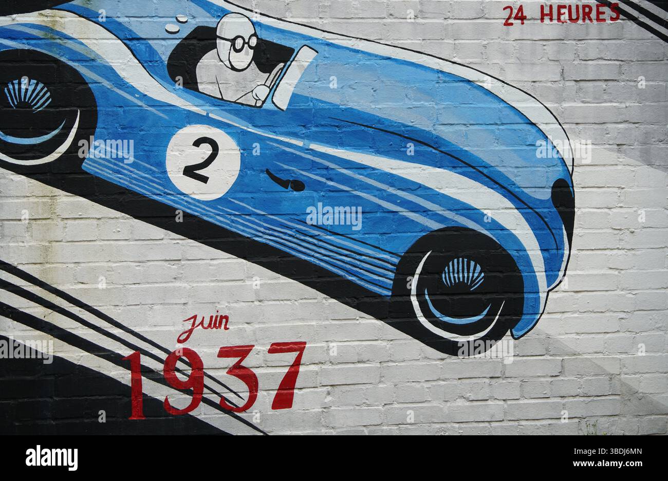 Vintage Le Mans Racing Car Fototapete mit historischem Ereignis auf Brick Wall.Art von Mason, Dorking, Großbritannien Stockfoto