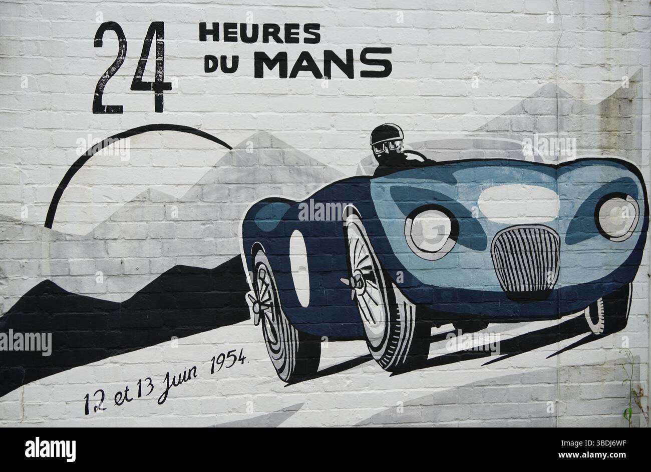 Retro-Wandgemälde mit klassischem Auto und Rennveranstaltung. Kunst von Mason, Dorking, Großbritannien Stockfoto