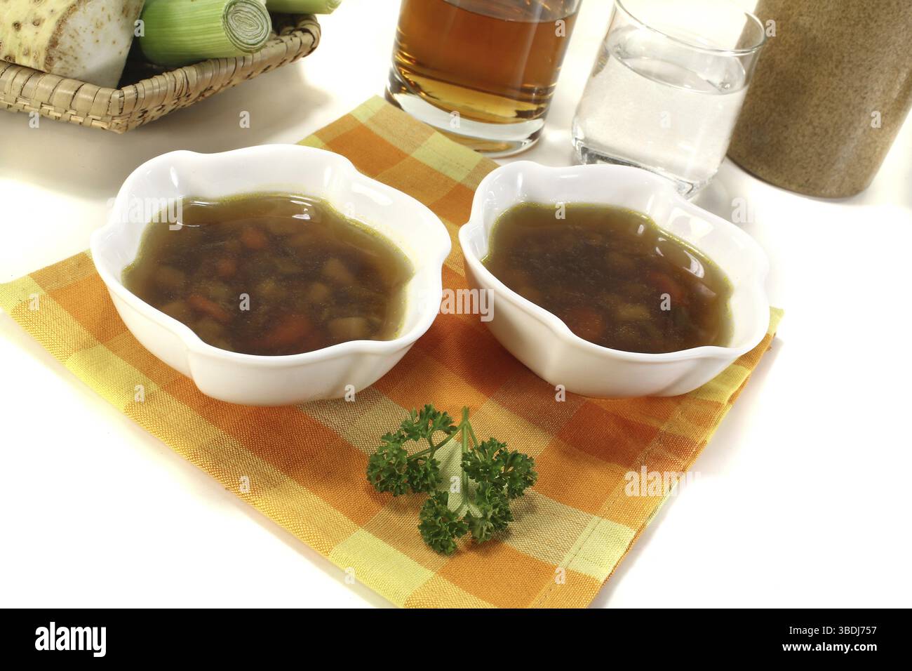 Frisches heißes Rinderkonsomme vor hellem Hintergrund Stockfoto