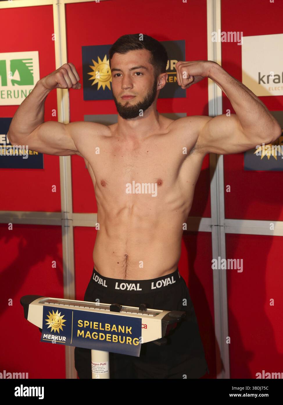 Hamsat Shadalov (Super Federgewicht Berlin) beim offiziellen Wiegen vor dem SES Boxing Boxing Abend am 14.05.2022 (Wiegen am 13.05.2022) in Stockfoto