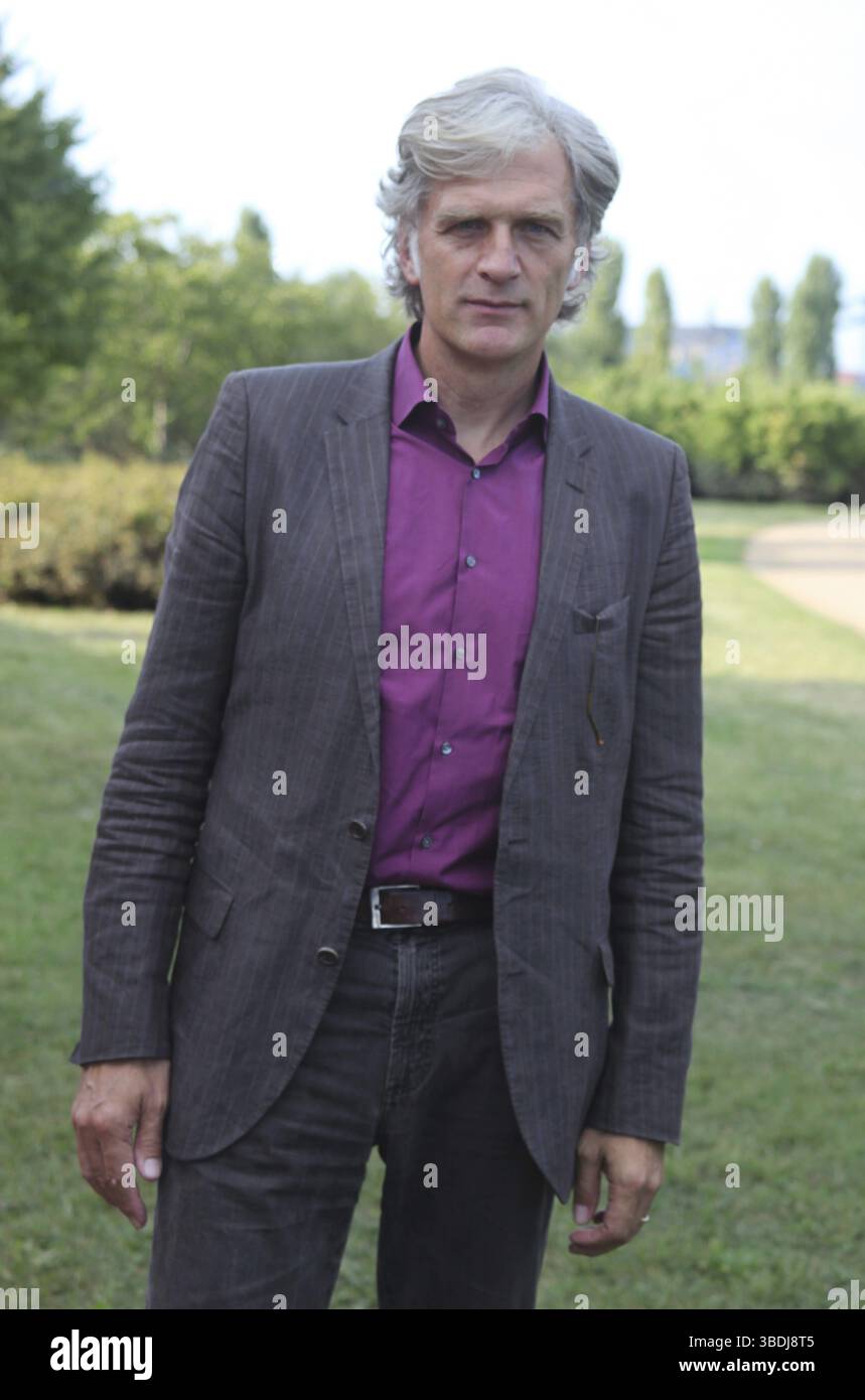 Der deutsche Schauspieler und Filmproduzent Walter Sittler spricht im Gespräch Stockfoto