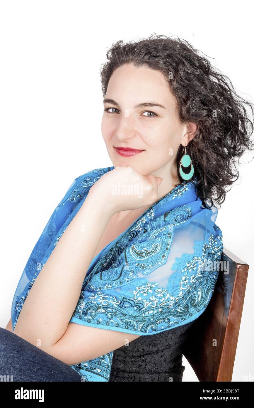 Ein junges Model, Mitte 20, trug aquafarbene Ohrringe im nahöstlichen Design und einen blauen Schal Stockfoto