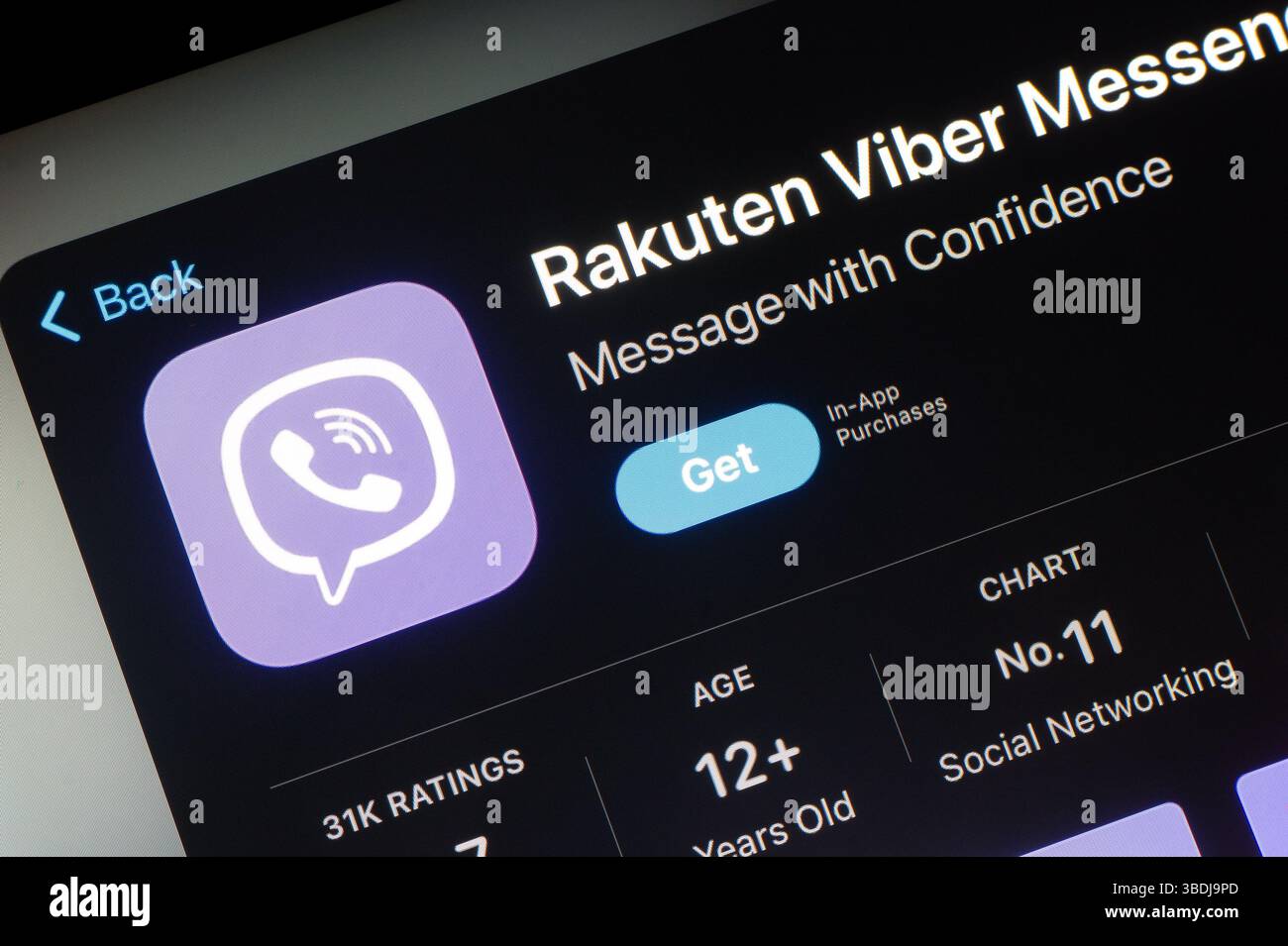 OSTRAVA, TSCHECHIEN - 27. JULI 2024: Apple App Store mit Rakuten Viber Mobile App wird auf dem iPhone Smartphone installiert Stockfoto