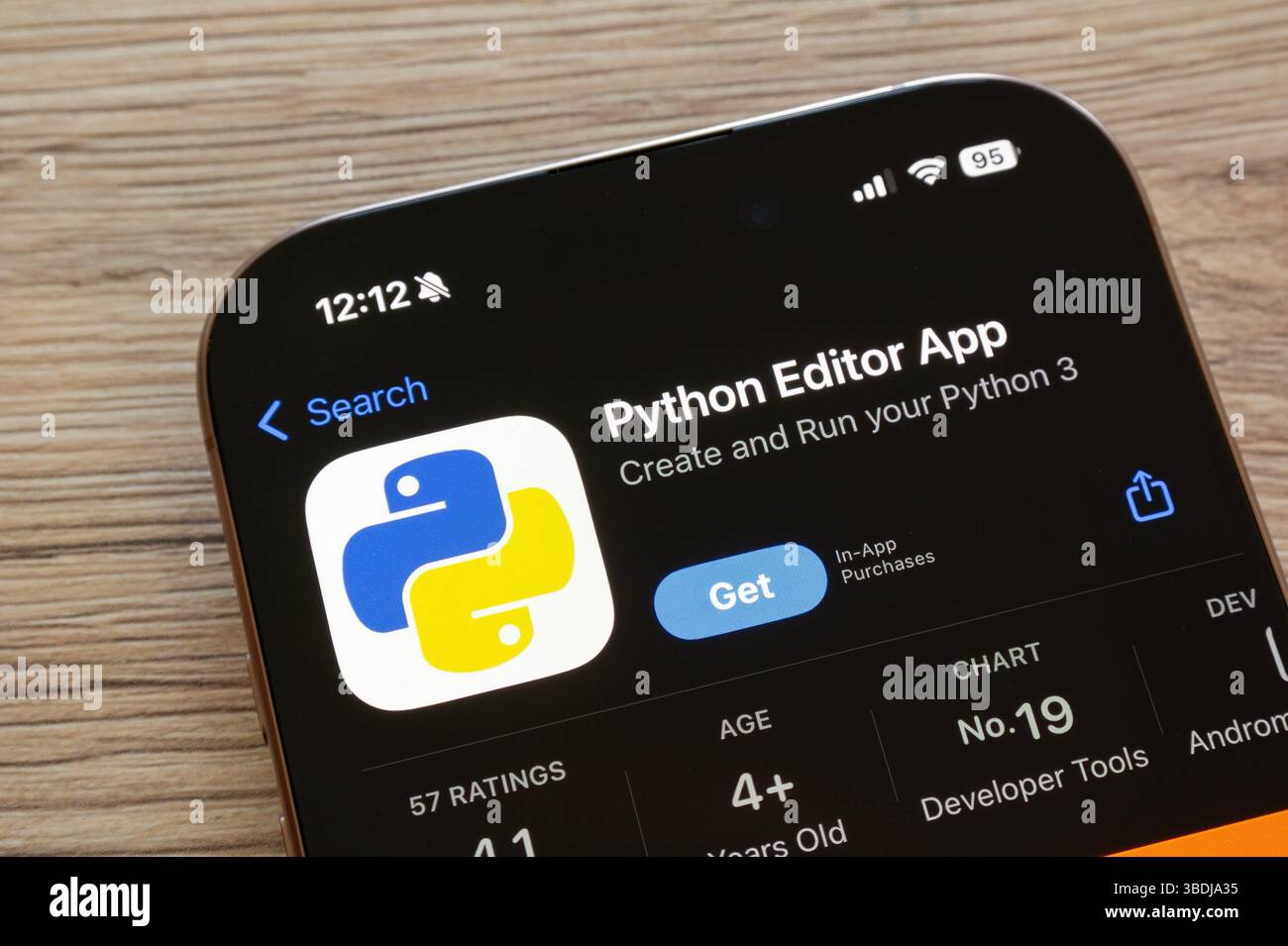 OSTRAVA, TSCHECHIEN – 19. JANUAR 2025: Apple App Store mit Python Editor App App App App zum Programmieren Stockfoto