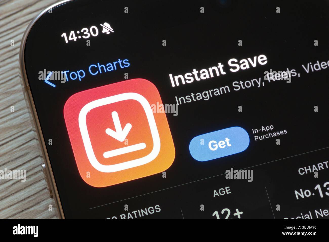 OSTRAVA, TSCHECHIEN – 23. NOVEMBER 2023: Apple App Store mit Instant Save Mobile App auf iOS-Geräten für Instragram und Reels Stockfoto