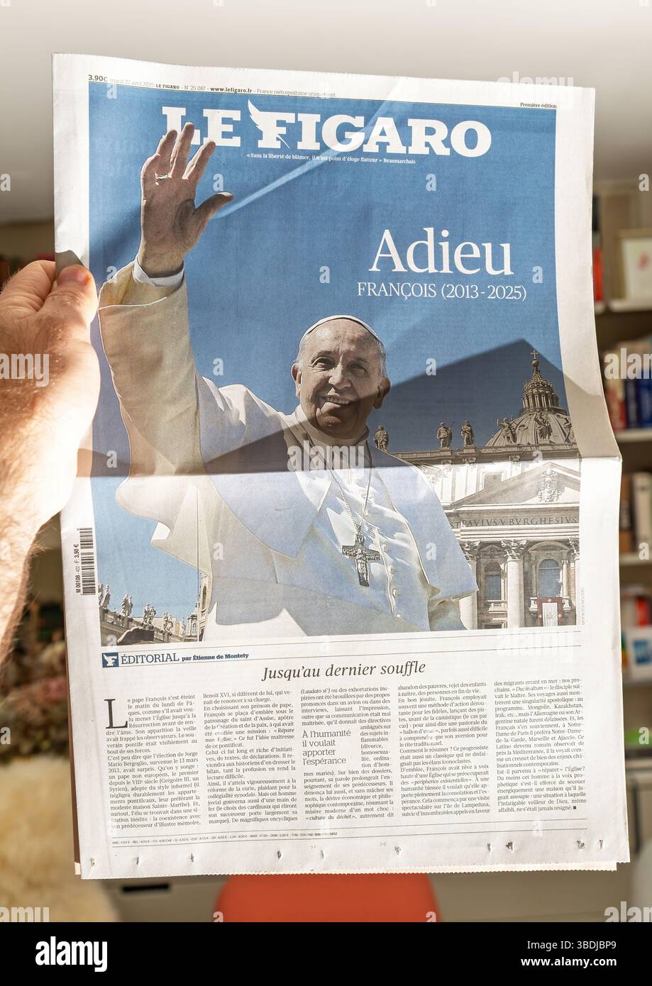 Paris, Frankreich - 22. April 2025: Auf der Titelseite des Figaro winkt Papst Franziskus vor dem Petersdom mit einer kühnen Adieu-Überschrift Stockfoto